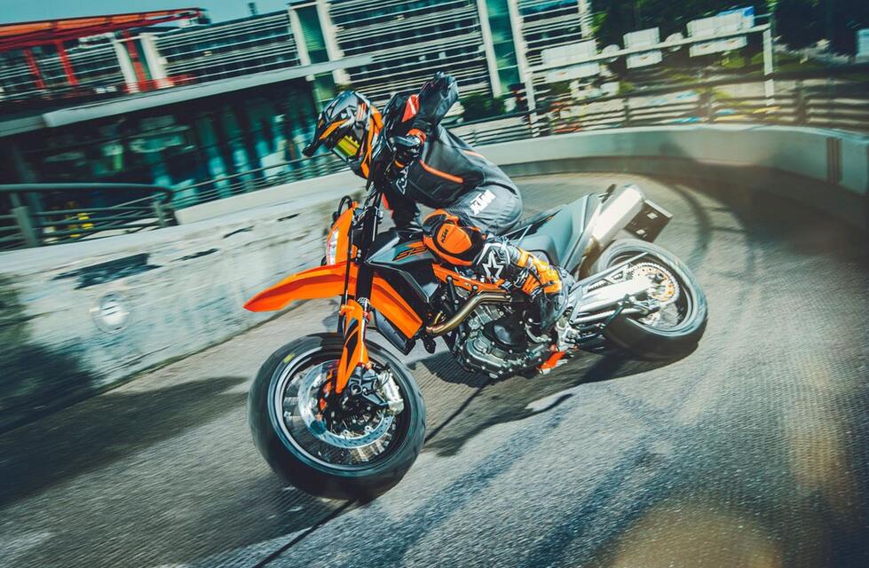 KTM ENTHÜLLT DIE KTM 690 ENDURO R UND DIE KTM 690 SMC R 2021