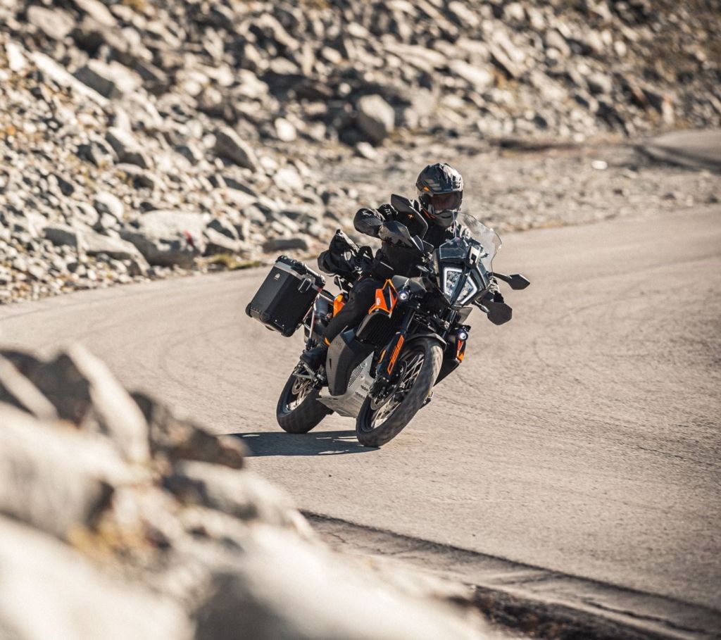 DAS ULTIMATIVE REISEMOTORRAD AUF SCHOTTER: DIE NEUE KTM 890 ADVENTURE