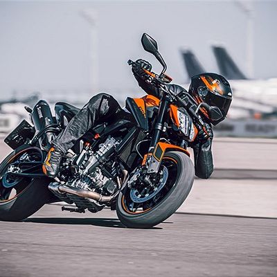 KTM 890 DUKE - Action (1)