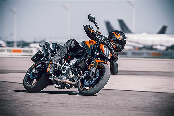 KTM 890 DUKE - Action (1)