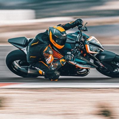KTM 1290 SUPER DUKE RR Action (4)