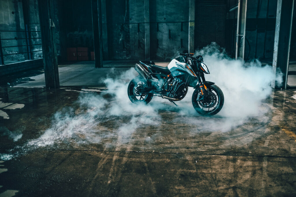 KTM 790 DUKE DES MODELLJAHRES 2023 – DIE LANG ERSEHNTE RÜCKKEHR DER LEGENDE