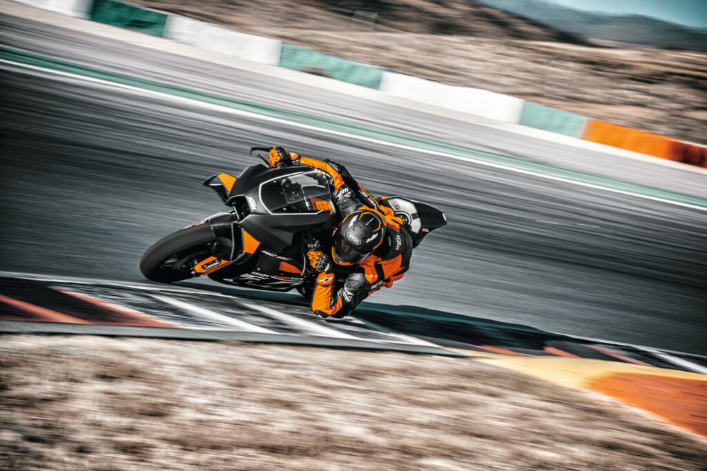 KTM PRÄSENTIERT DIE KTM RC 8C DES MODELLJAHRES 2023