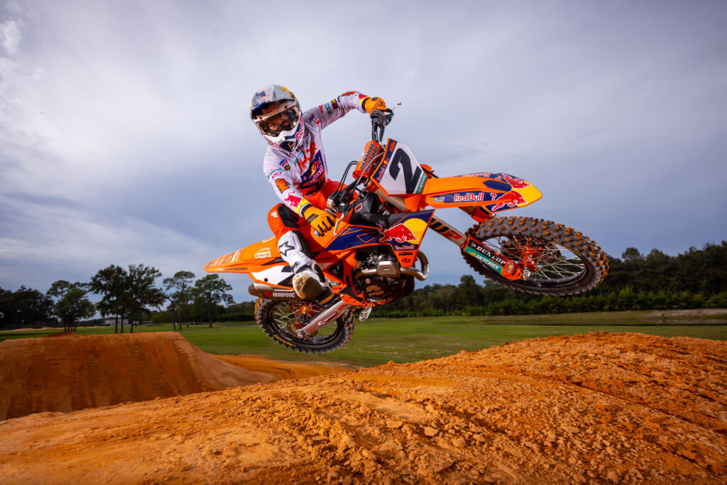 BEWÄHRTES NIVEAU, NEUER MASSSTAB: MACHE DEN UNTERSCHIED MIT DER KTM 450 SX-F FACTORY EDITION DES MODELLJAHRES 2023