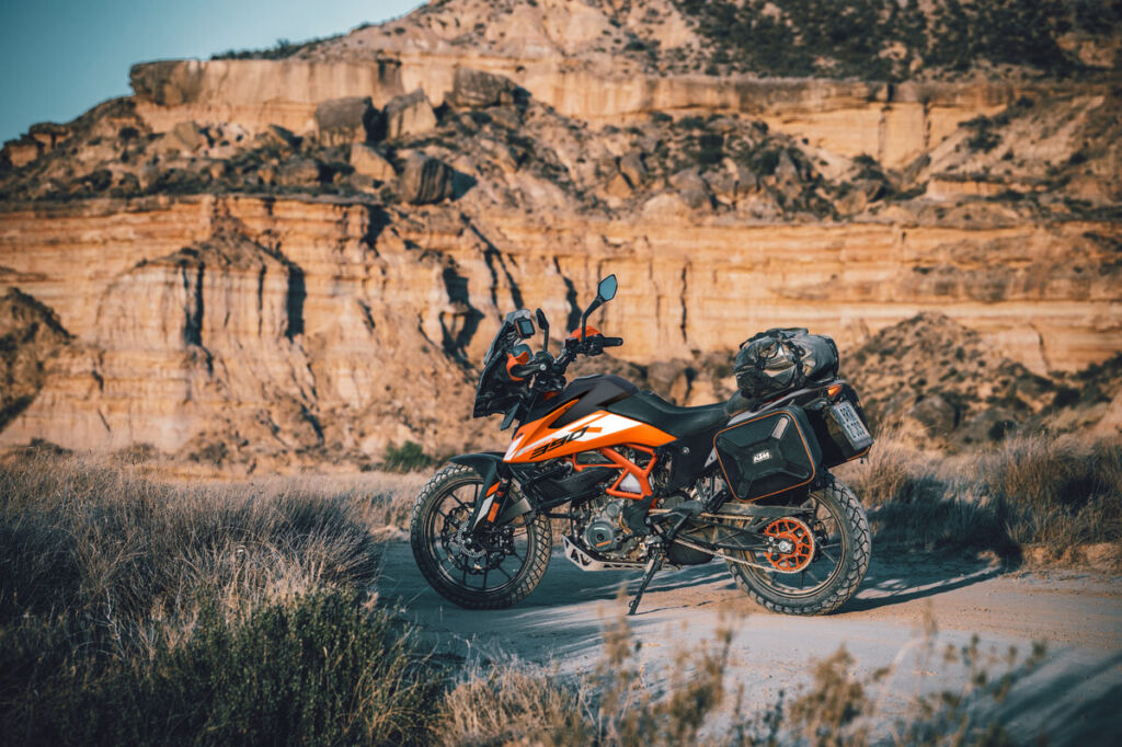 DIE KTM 390 ADVENTURE 2024 BEGEISTERT IN NEUEN FARBEN