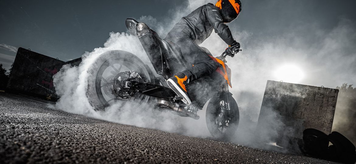 PHO_STAGE_KTM-2025-naked-790-duke-header-image_#SALL_#AEPI_#V1