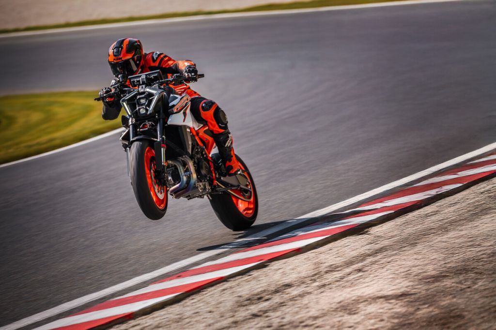 STÄRKER ALS DIE KONKURRENZ: DIE KTM 990 DUKE R 2025