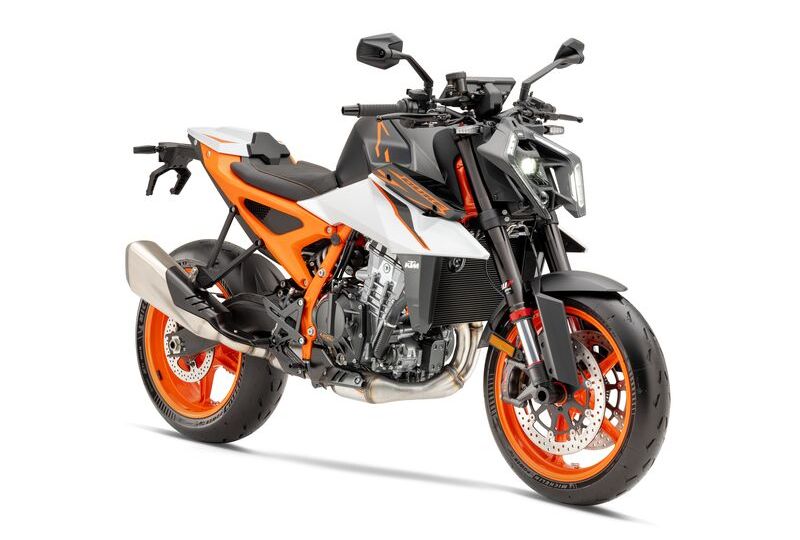 650250_MY26_KTM 990 DUKE R_STUDIO_STUDIO_EU_GLOBAL_2026 Street and Adventure models_KTM 990 DUKE R_STUDIO