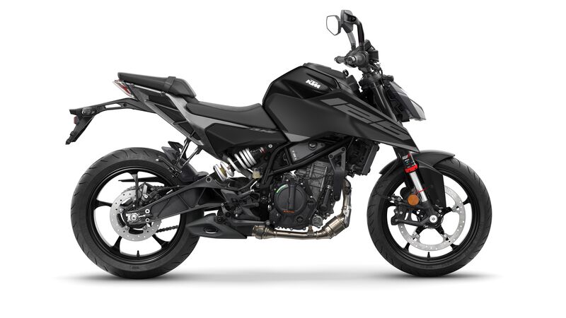 727408_MY26-KTM-125 DUKE-Black_001_EU_GLOBAL_IMAGES