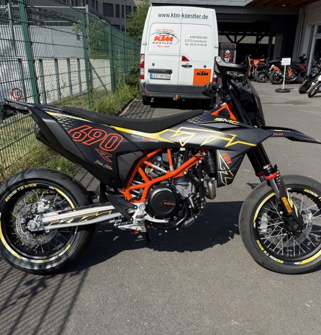 690 SMC R 2026 Black Edition
