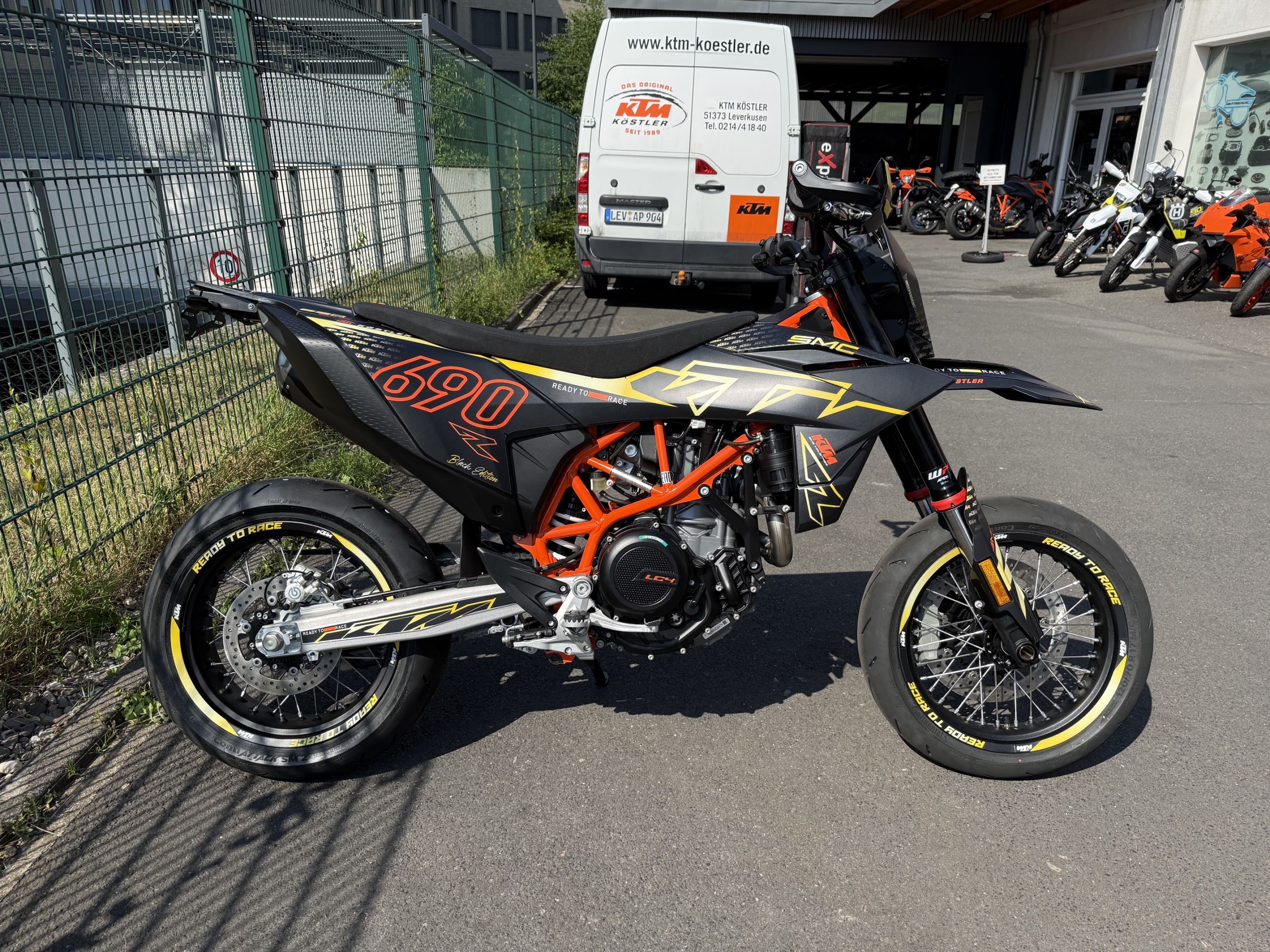690 SMC R 2026 Black Edition
